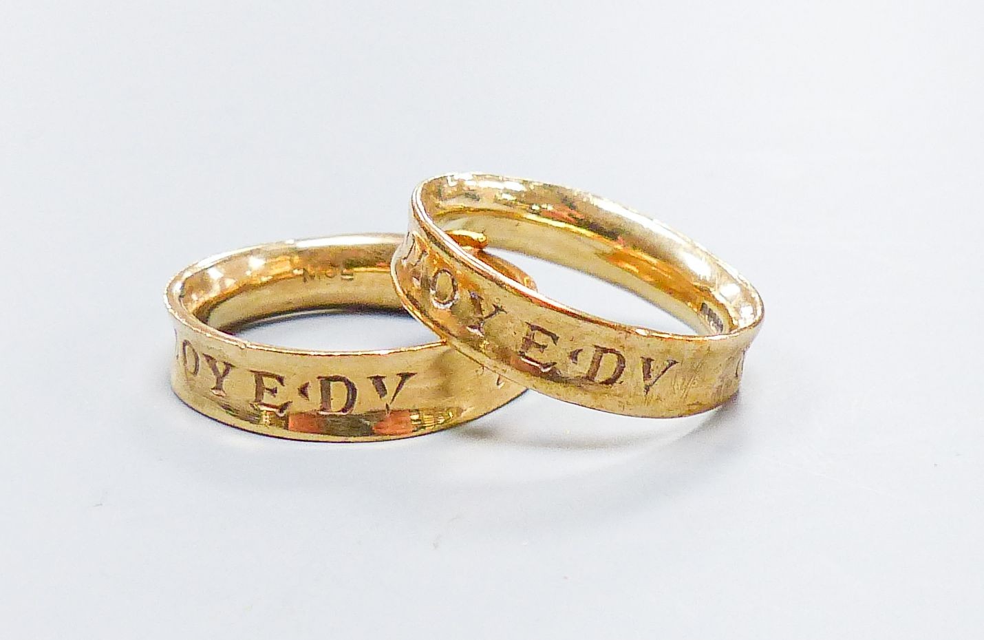 Two modern 9ct gold bands, with latin inscription, both N/O, 8.3 grams.